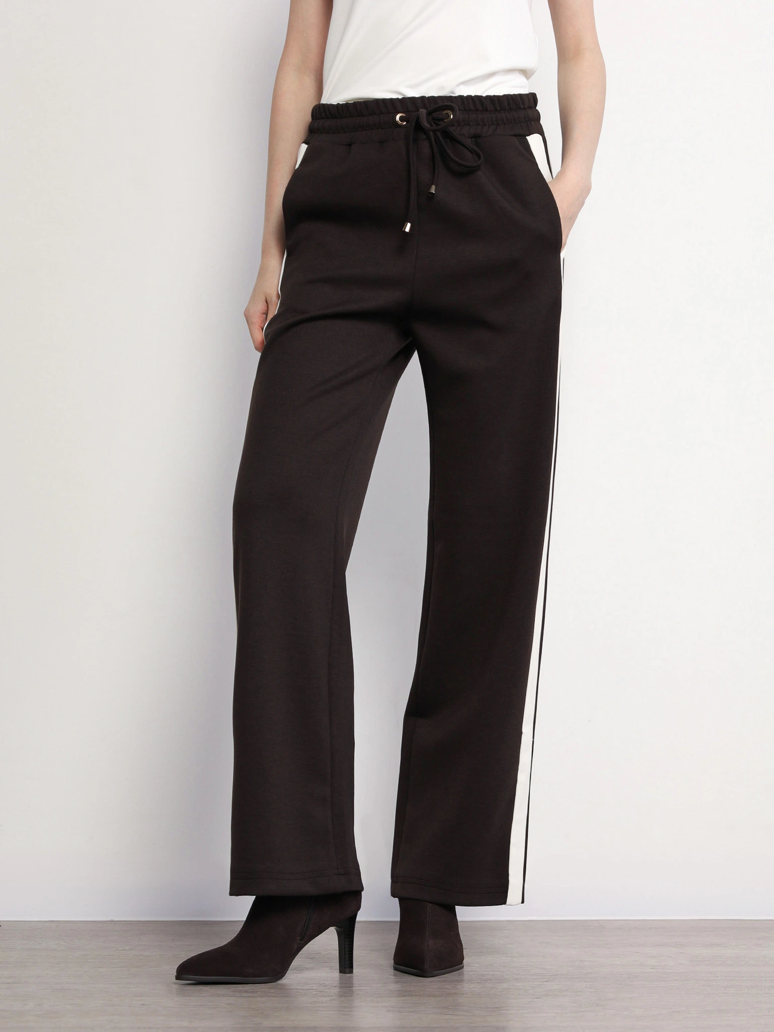 Брюки трикотажные с эластичным поясом и лампасами